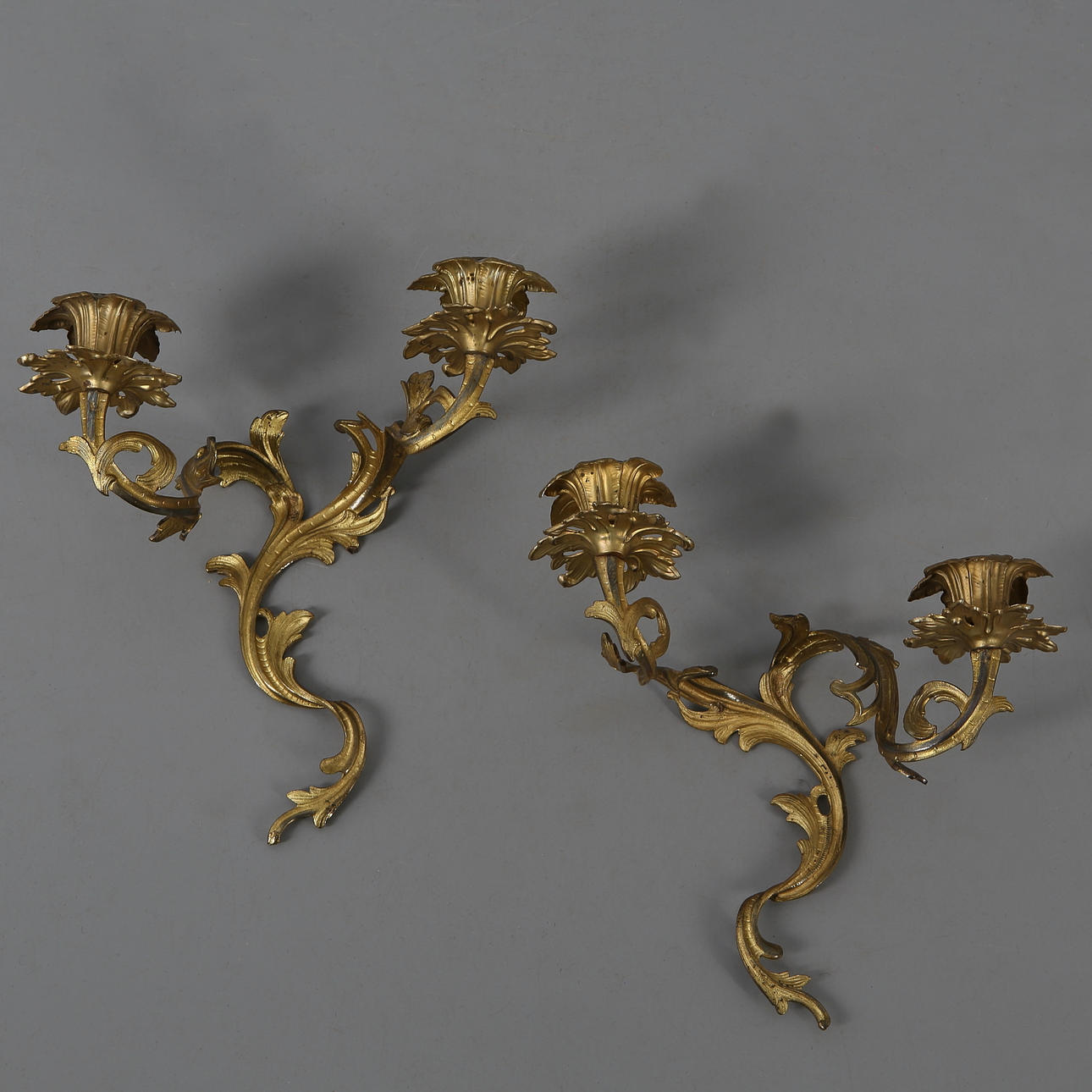 VÄGGLAMPETTER, 1 par, för 2 ljus vardera, Louis XV-stil, 1900-tal.