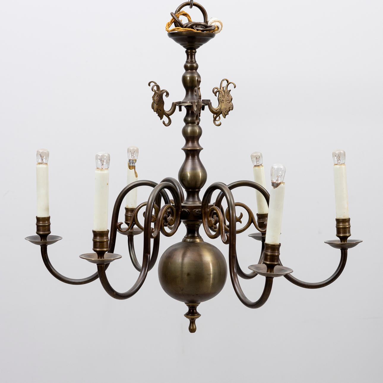 MALMKRONA, 1900-tal, höjd ca 66 cm.