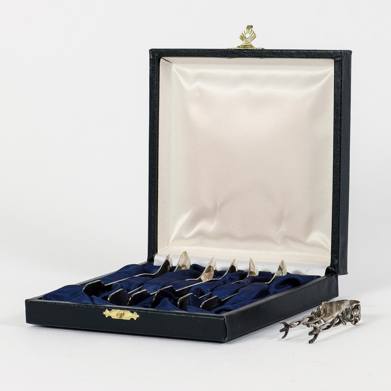 SUGAR TONGS AND COFFEE SPOONS silver.