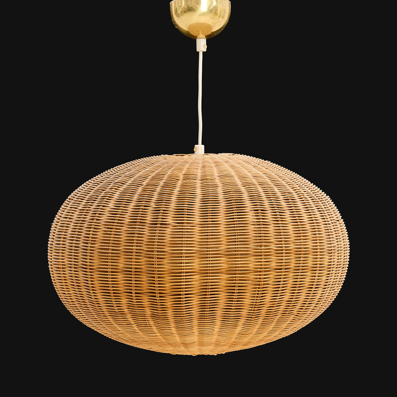TAKLAMPA, Swedish Modern, 1900-talets mitt, rund skärm i flätad rotting med en centrerad ljuspunkt