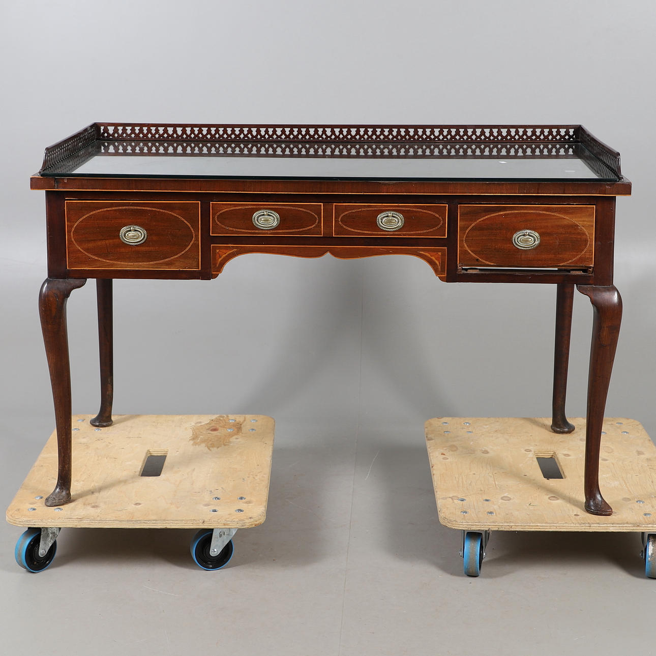 AN INLAID MAHOGANY TRAY TOP SIDE TABLE.