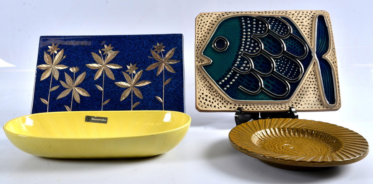 VÄGGRELIEFER SAMT FAT, 4 delar, keramik, Uppsala Ekeby och Gustavsberg.