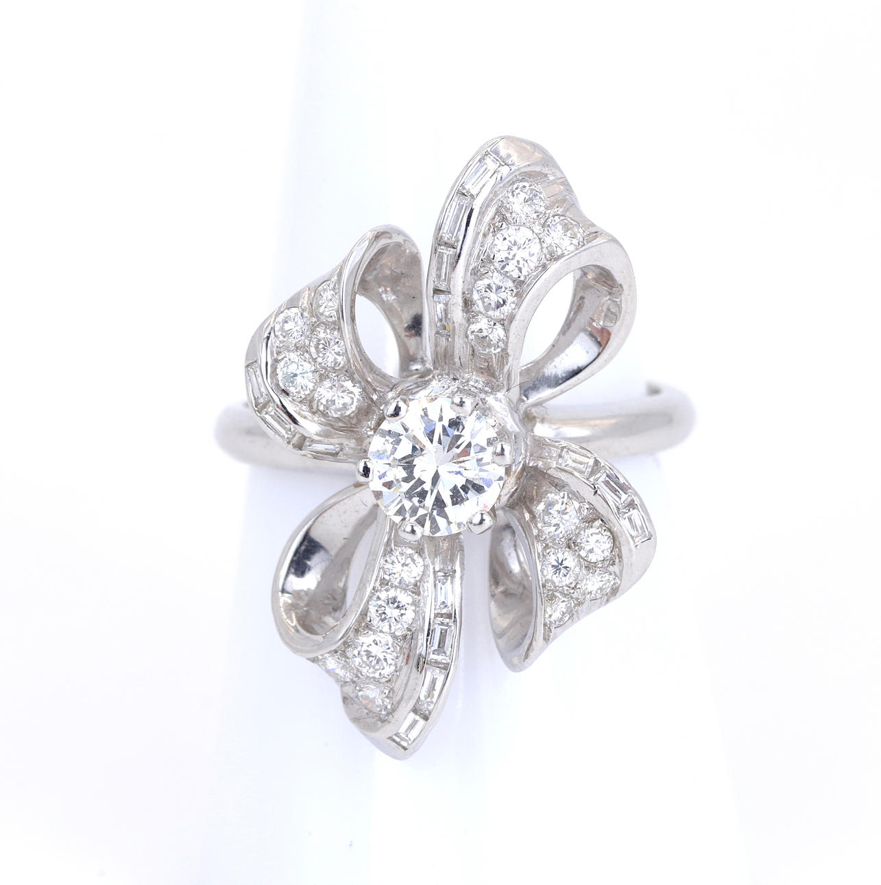 14CT WHITE GOLD SAPPHIRE & DIAMOND SET RING.