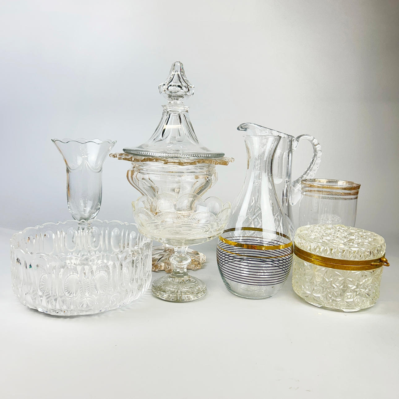 MIXED GLASS ITEMS.