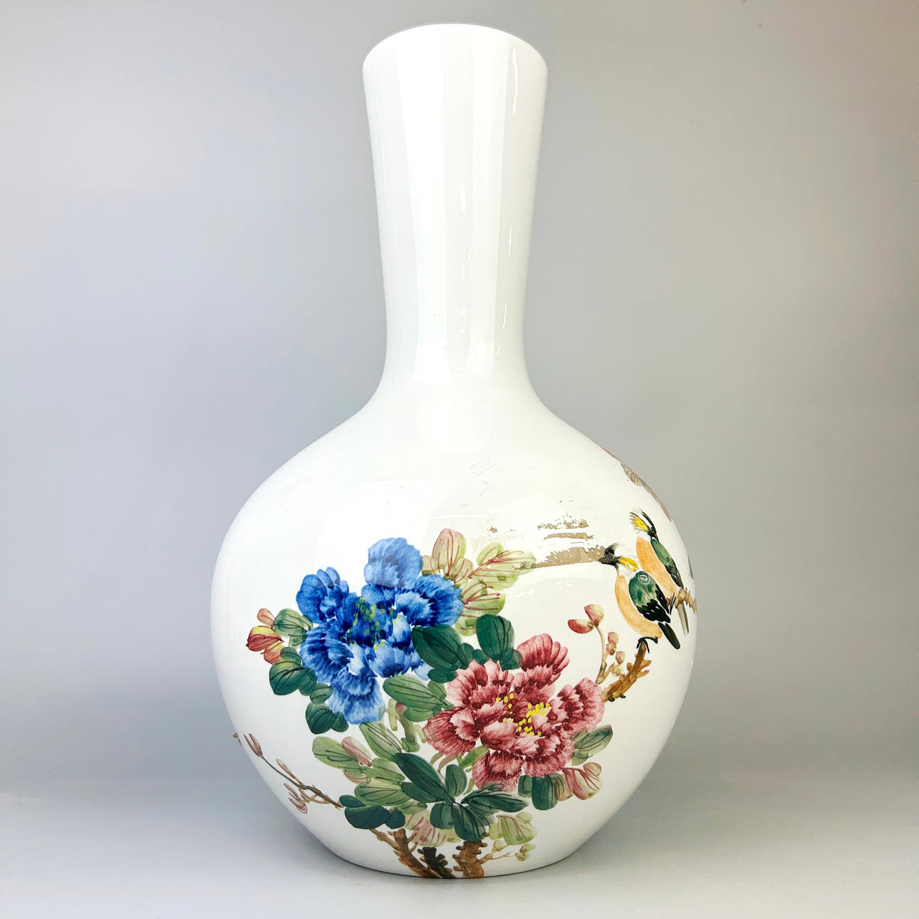CHINESE PORCELAIN VASE.