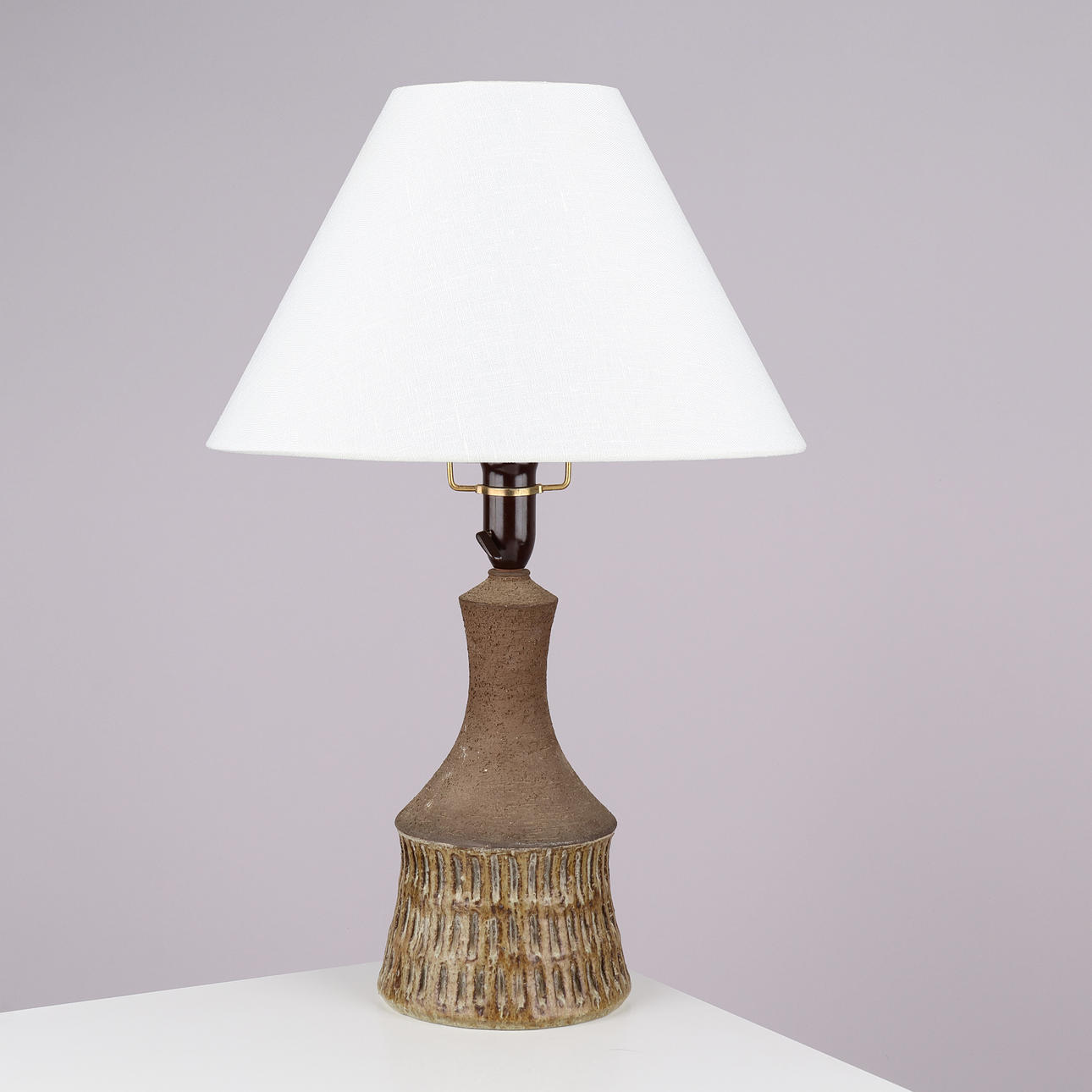 CHRIS HASLEV: Table lamp in partially glazed stoneware with vertical grooves, model "JETI", Denmark, 1960s/70s.