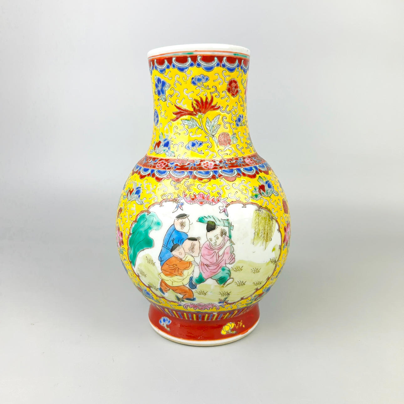 CHINESE PORCELAIN VASE.