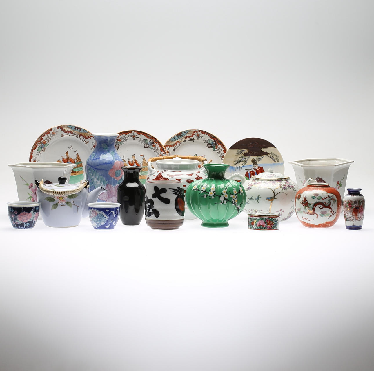 PARTI ORIENTALISKT PORSLIN, ca 18 delar, 1900-tal.