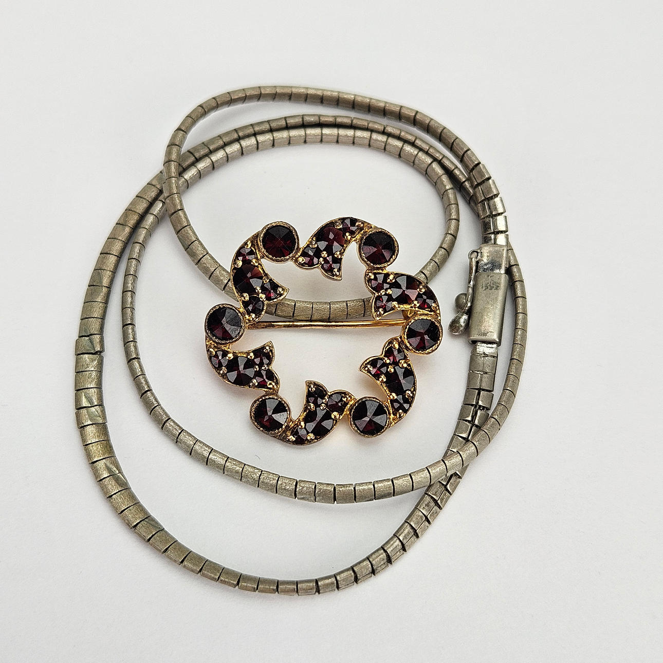 NECKLACE AND BROOCH, silver, 20th century.