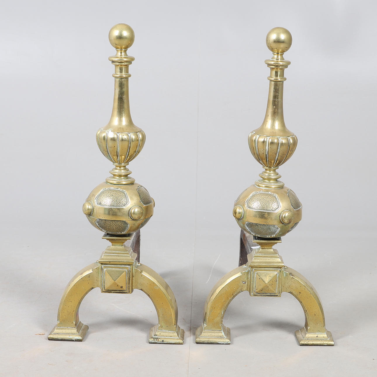 A PAIR OF BRASS ANDIRONS.