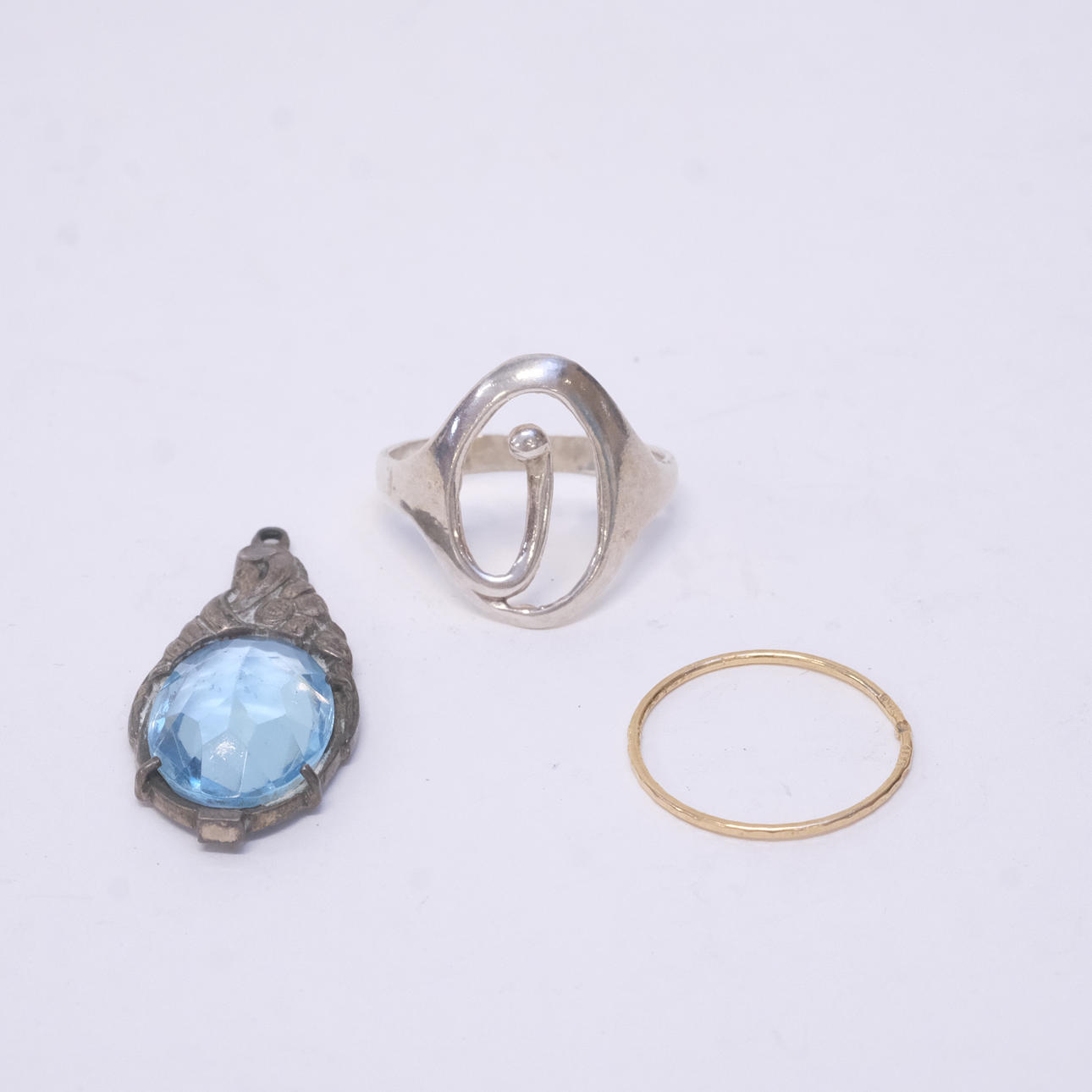 RING 18 K GOLD, RING AND PENDANT IN SILVER.
