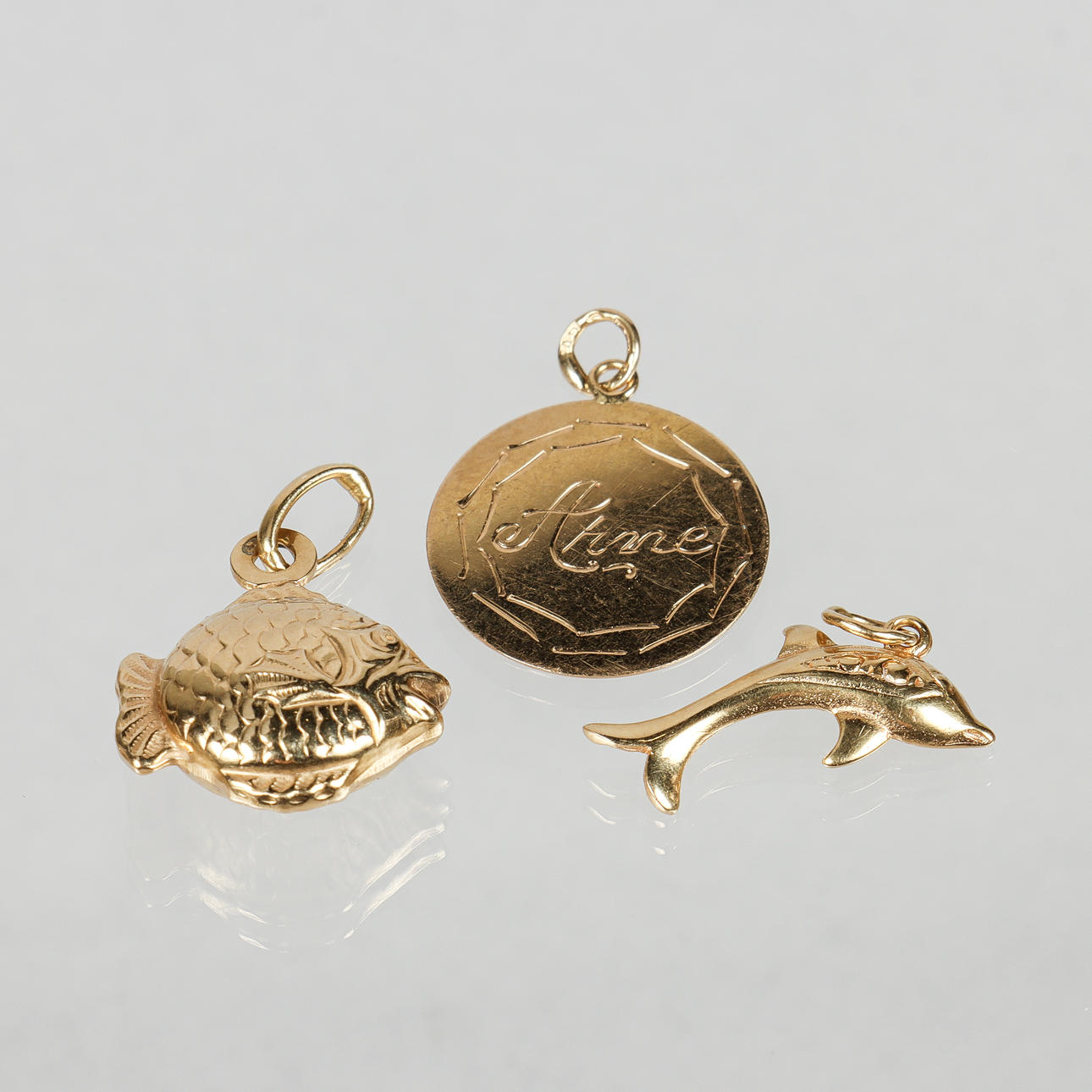 PENDANTS / CHARMS 3 pieces, 18k gold.