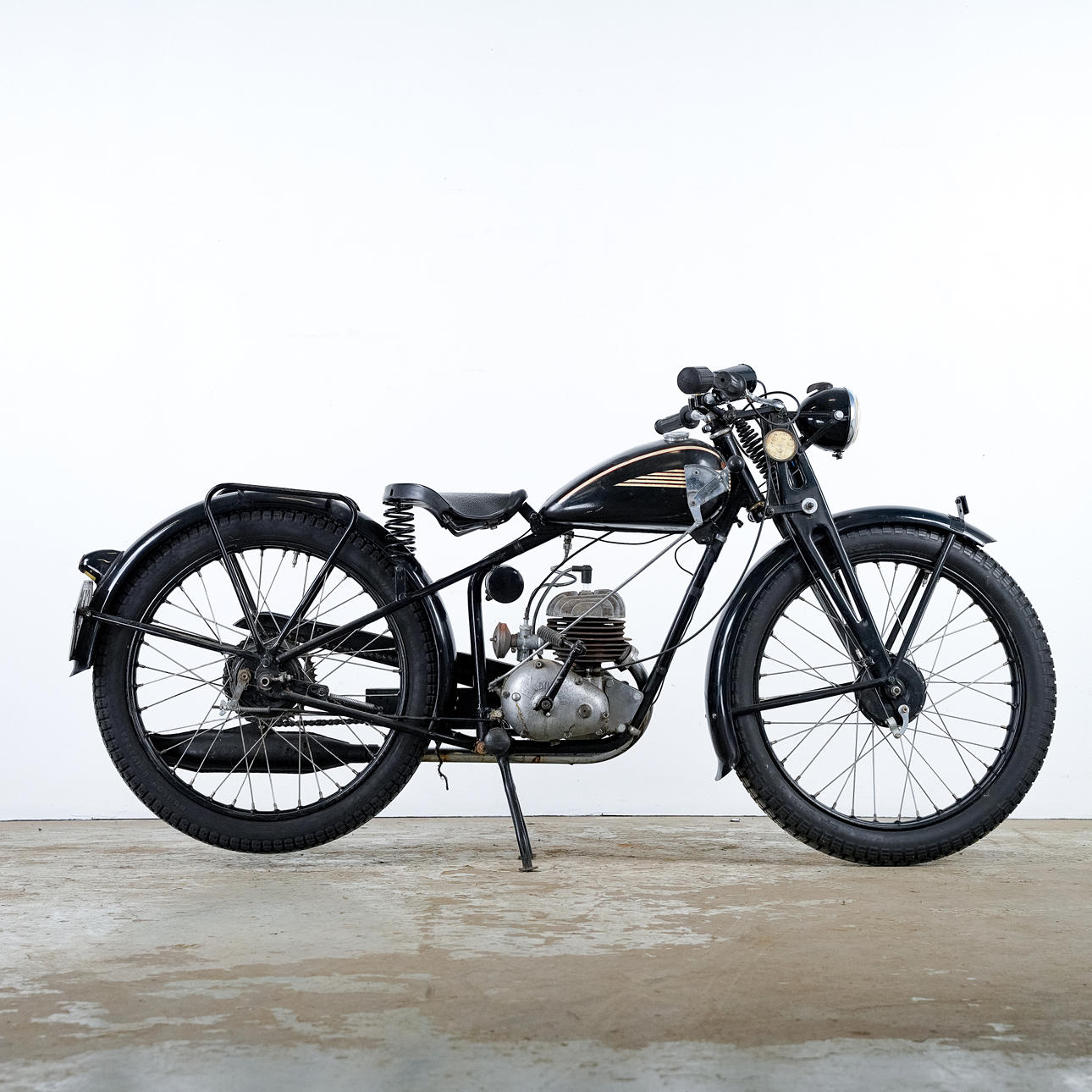 HUSQVARNA, modell 24, sk "Svartqvarna", 1946, Sverige, såld på svensk auktion för 2 178 kr