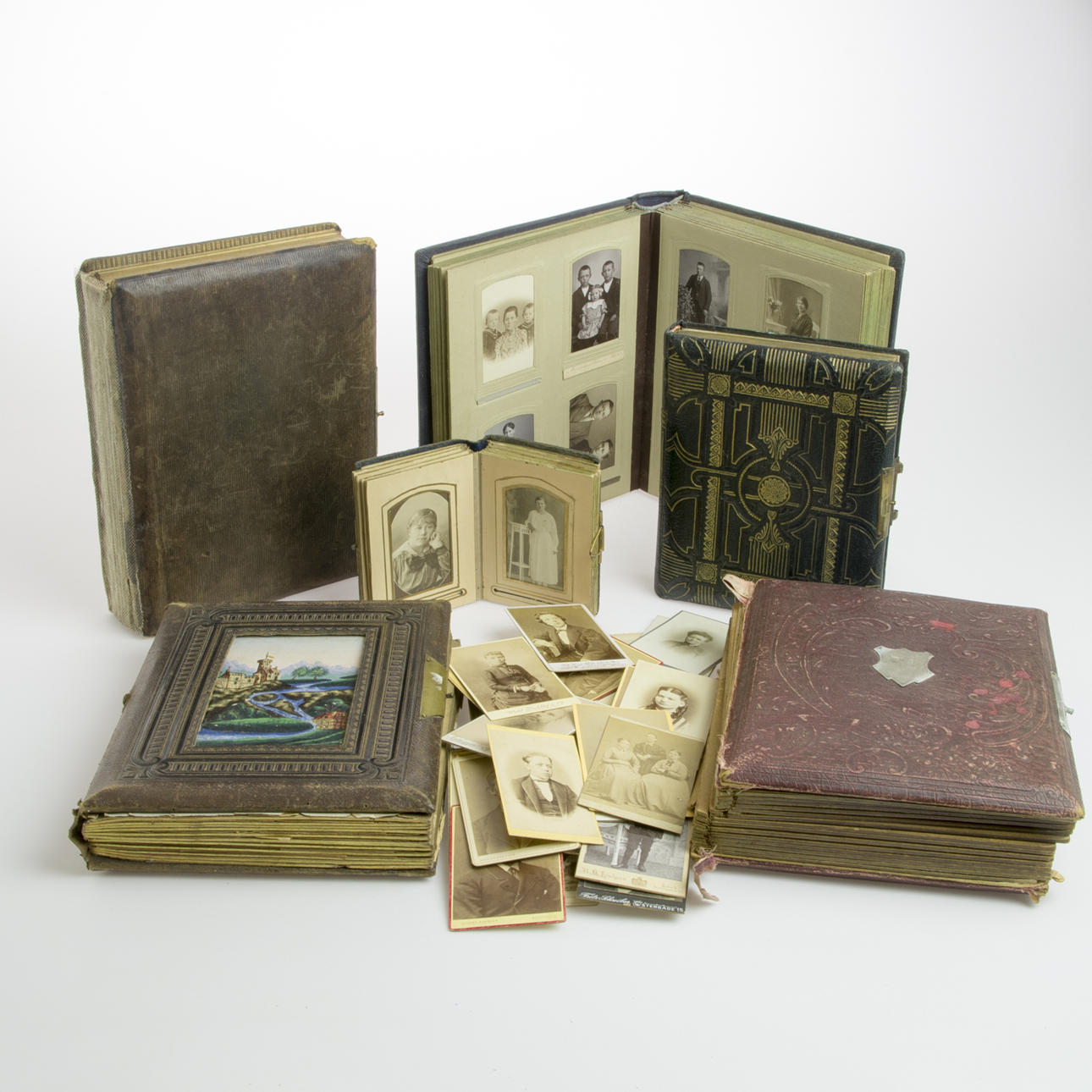 FOTOALBUM SAMT FOTOGRAFIER, tidigt 1900-tal.