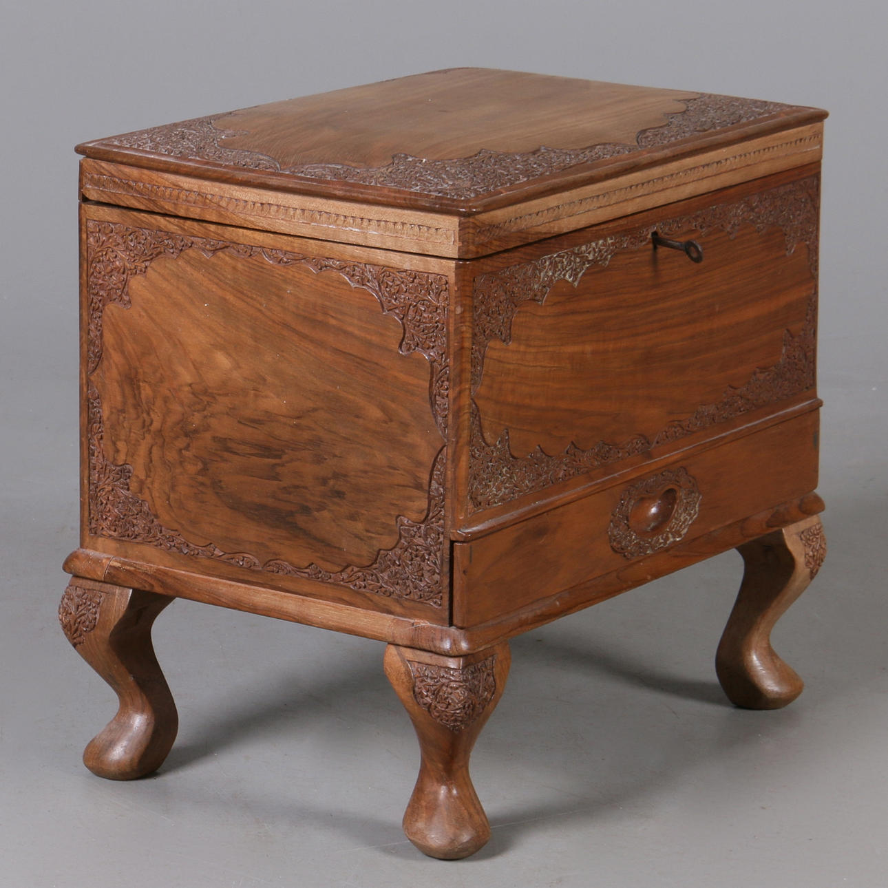 KAMFERKISTA, på benställning, orientalisk, 1900-tal.