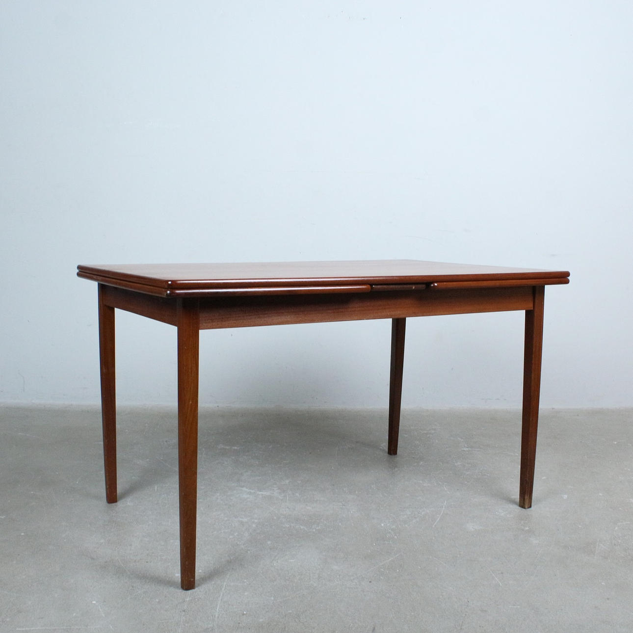 Extendable Mid-Century teak dining table, 1960s.