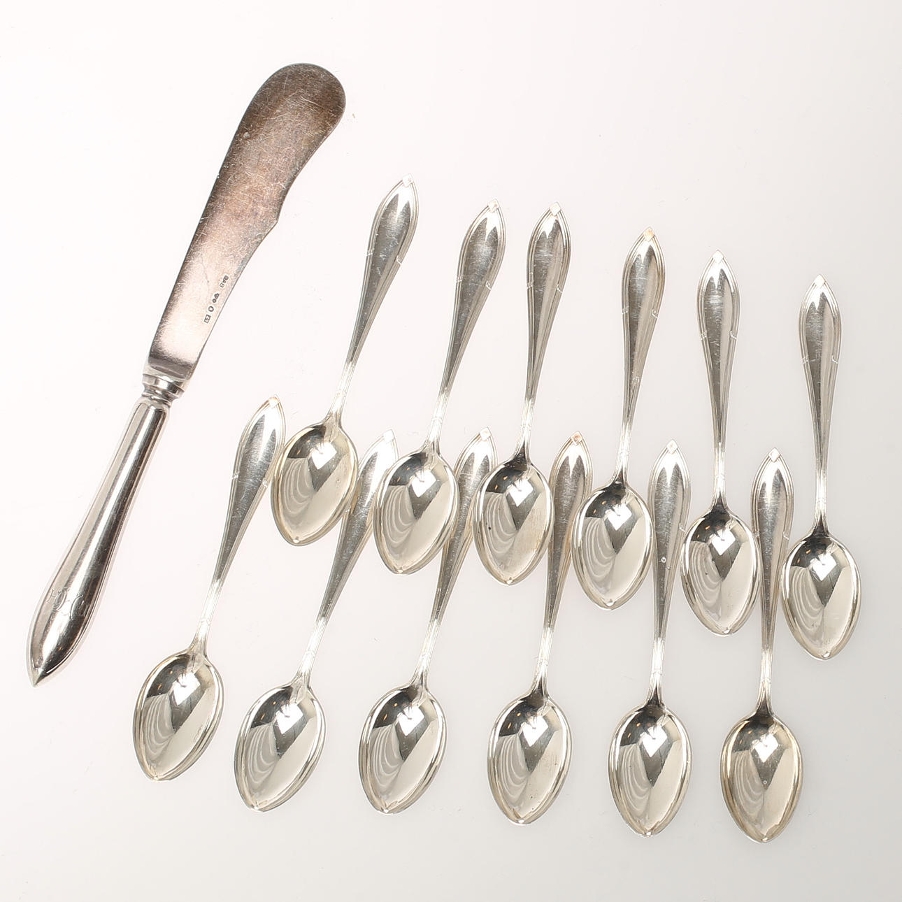 KAFFESKEDAR, 12 delar. SMÖRKNIV. Silver.