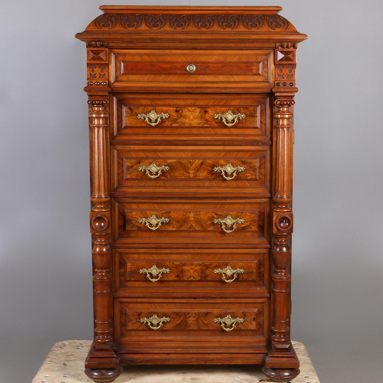 HERRBYRÅ, valnöt, nyrenässans, 1800-talets andra hälft.