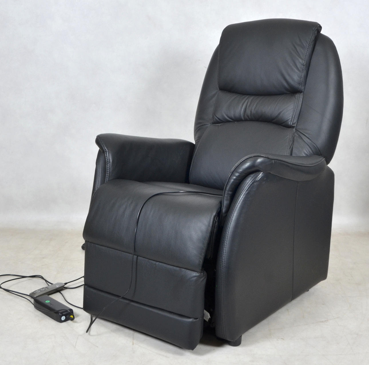 LYFTFÅTÖLJ, "Oslo", läder/pvc.