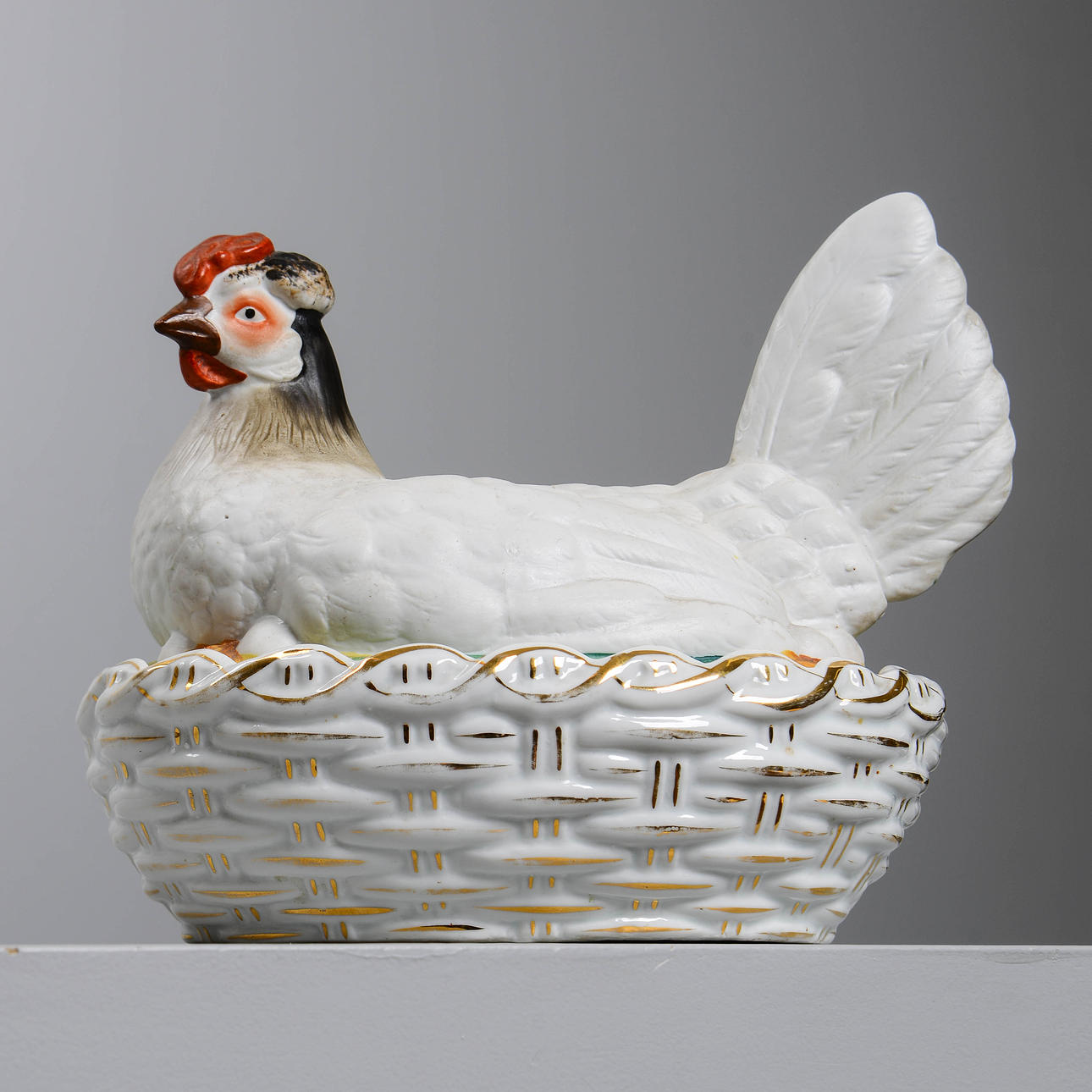 EGG HEN, ceramic, mid-20th century.
