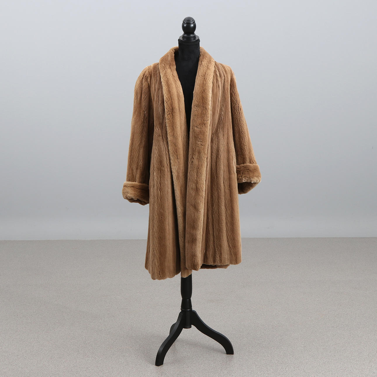 FUR COAT. Coat in light brown sheared mink.