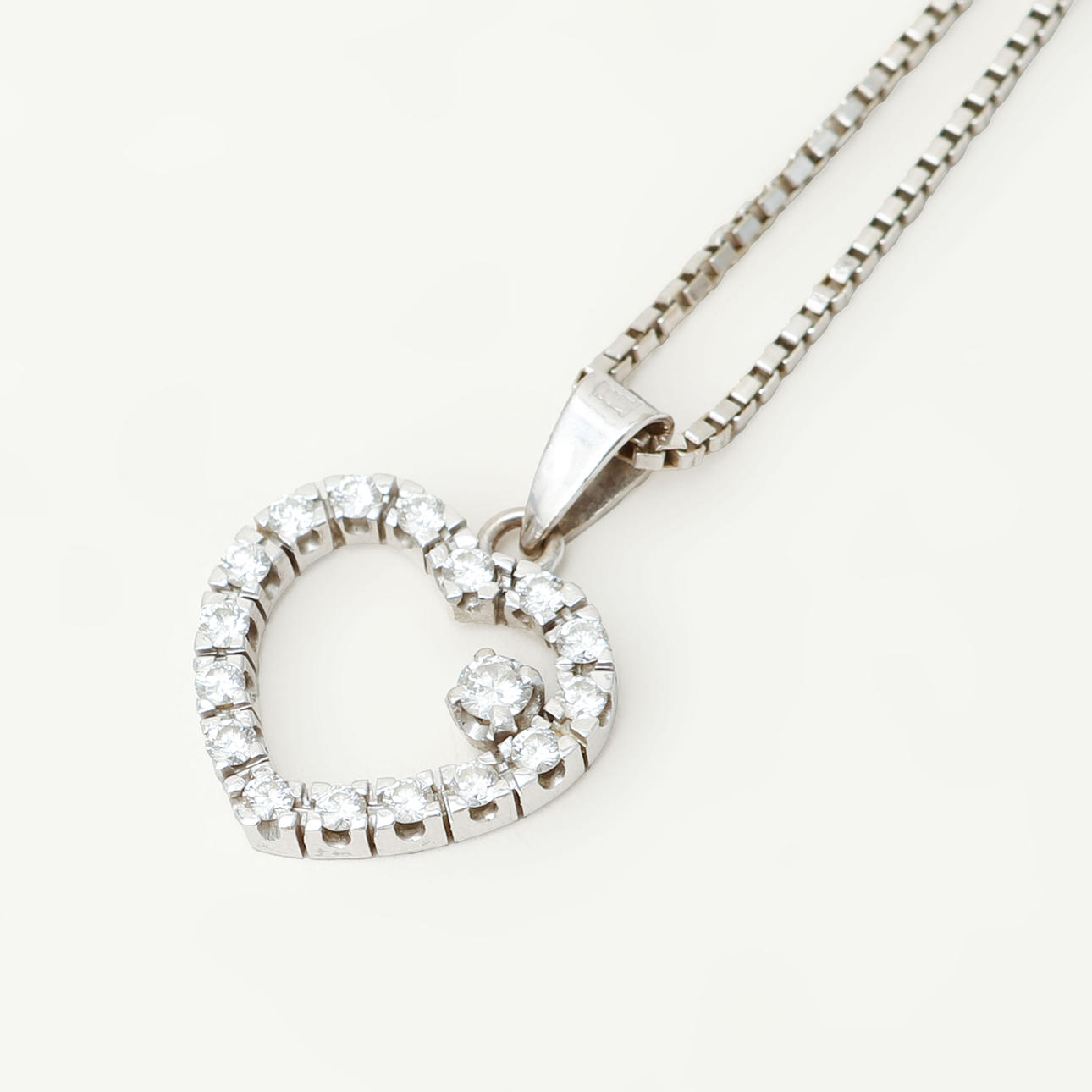 HÄNGE med KEDJA, 18k vitguld, 17 diamanter ca 0,58ct, vikt ca 8,5 gram.