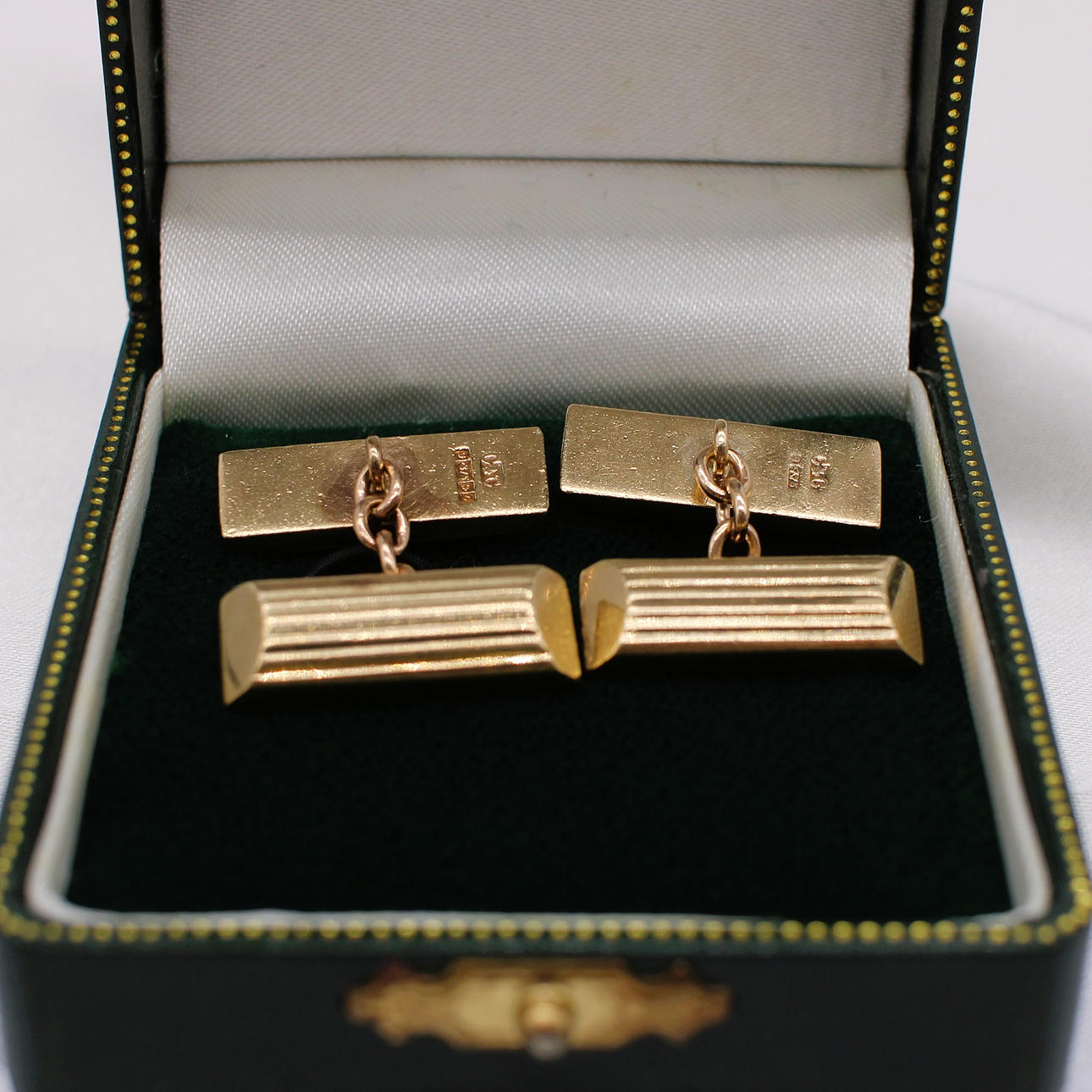 A PAIR OF SOLID GOLD VINTAGE CUFFLINKS.