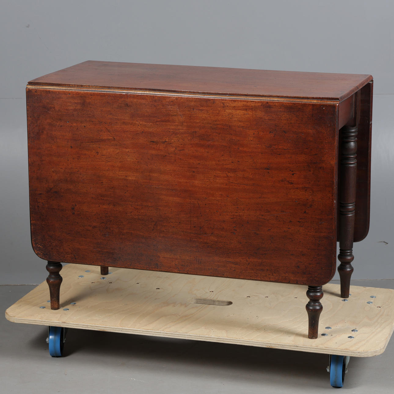 A 19TH CENTURY MAHOGANY DROP LEAF TABLE.