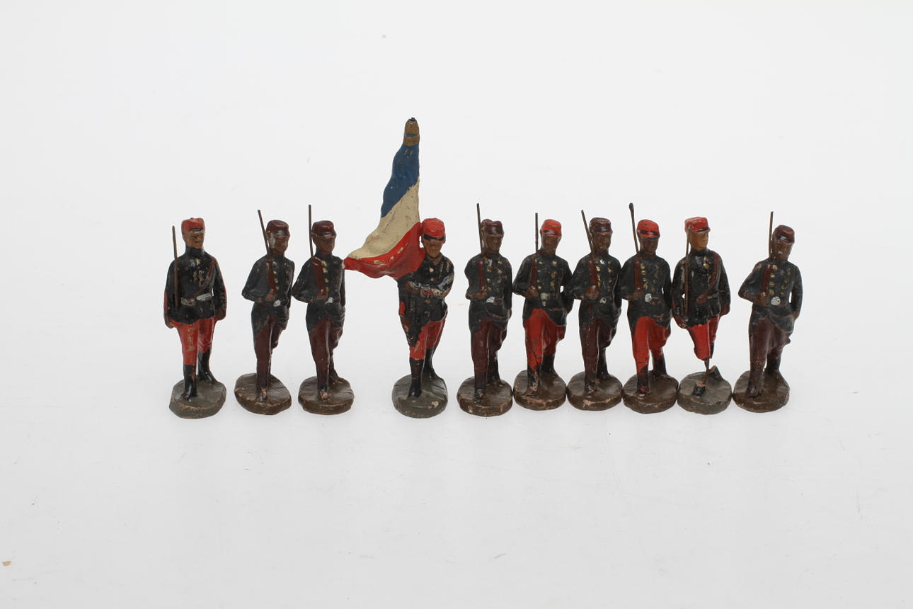 ELASTOLIN franska marscherande soldater, bland annat fanbärare med fana av massa.