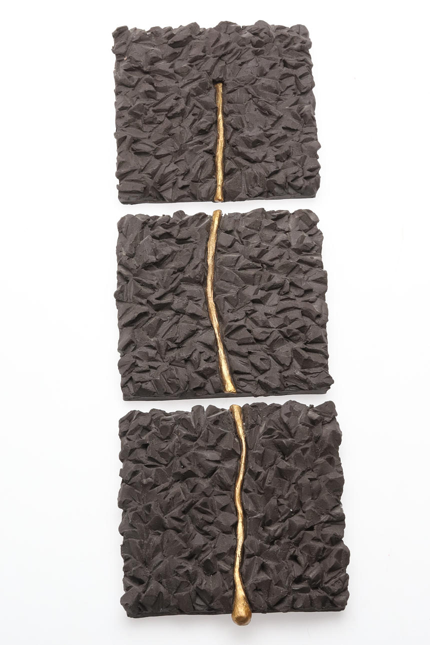 OIDENTIFIERAD KONSTNÄR. WALL SCULPTURE. Earthenware. Triptych with continuous golden elements, monogram signed.