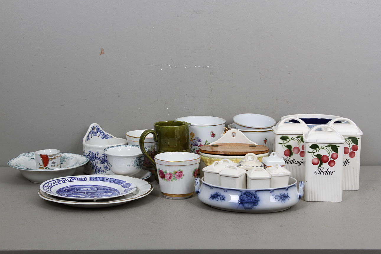 KERAMIKFÖREMÅL, bl.a. Göteborg, Gefle, Rörstrand, Gustafsberg.