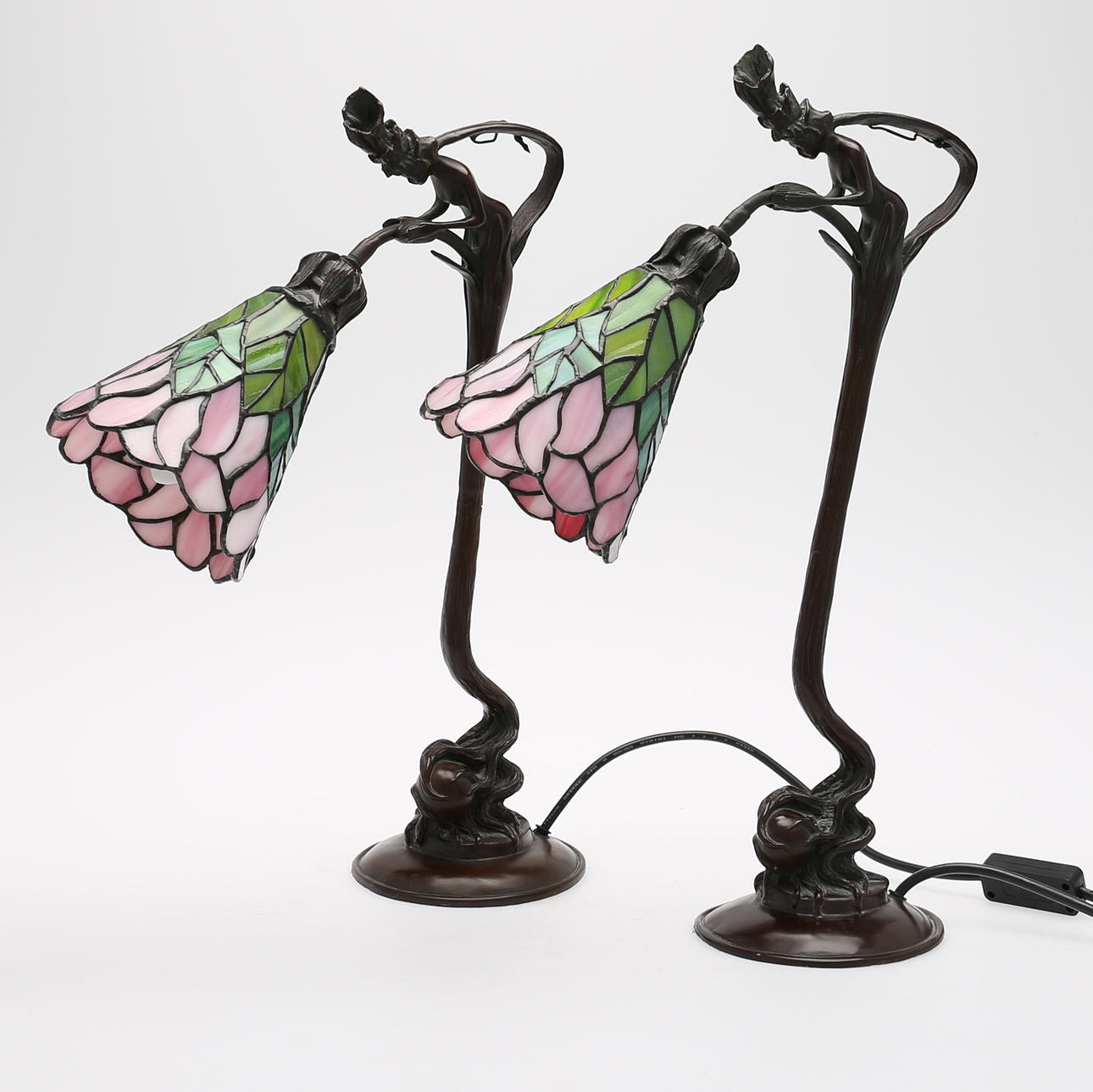 BORDSLAMPOR, ett par, Tiffanystil, brons och blyinfattat glas.