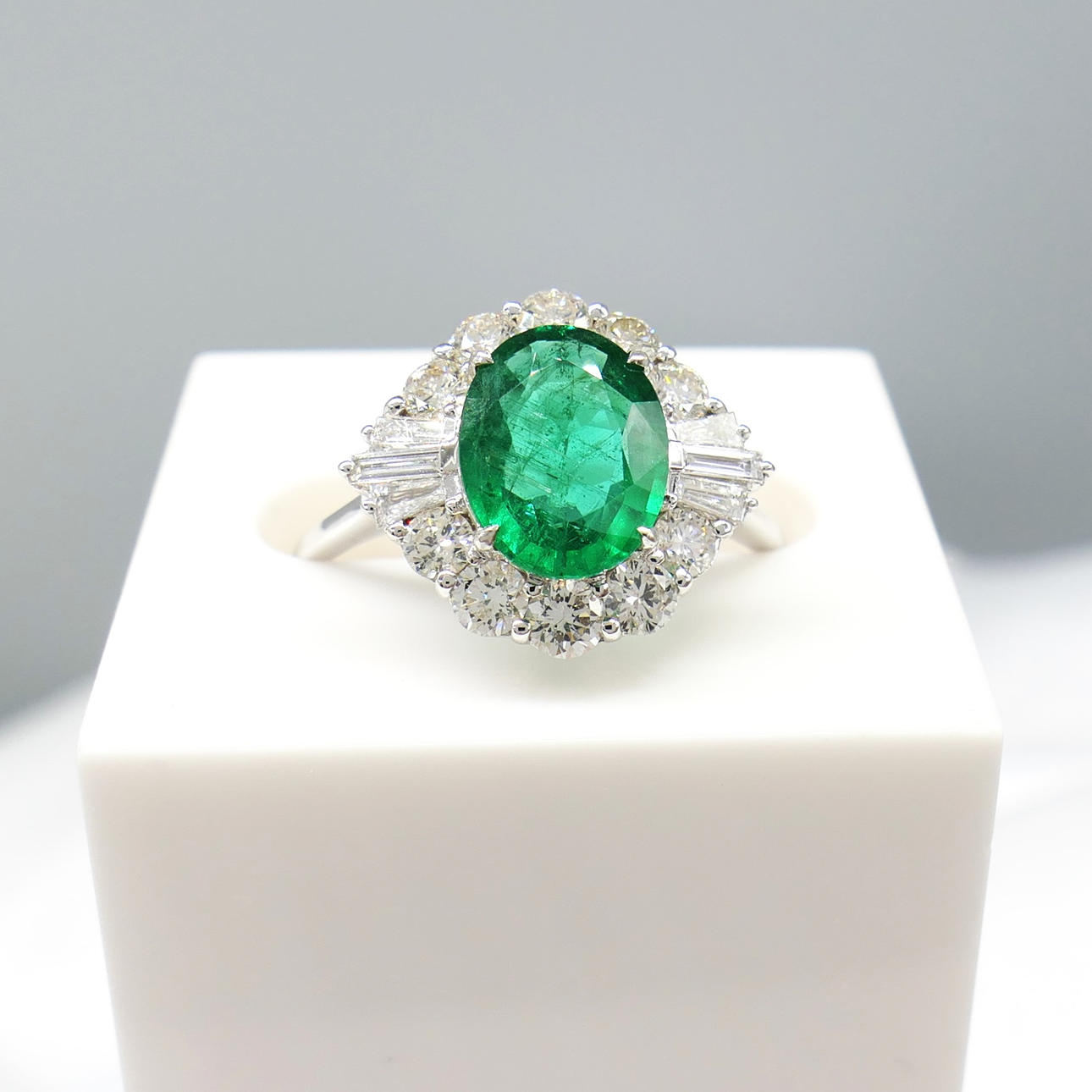 EMERALD & DIAMOND dress ring.