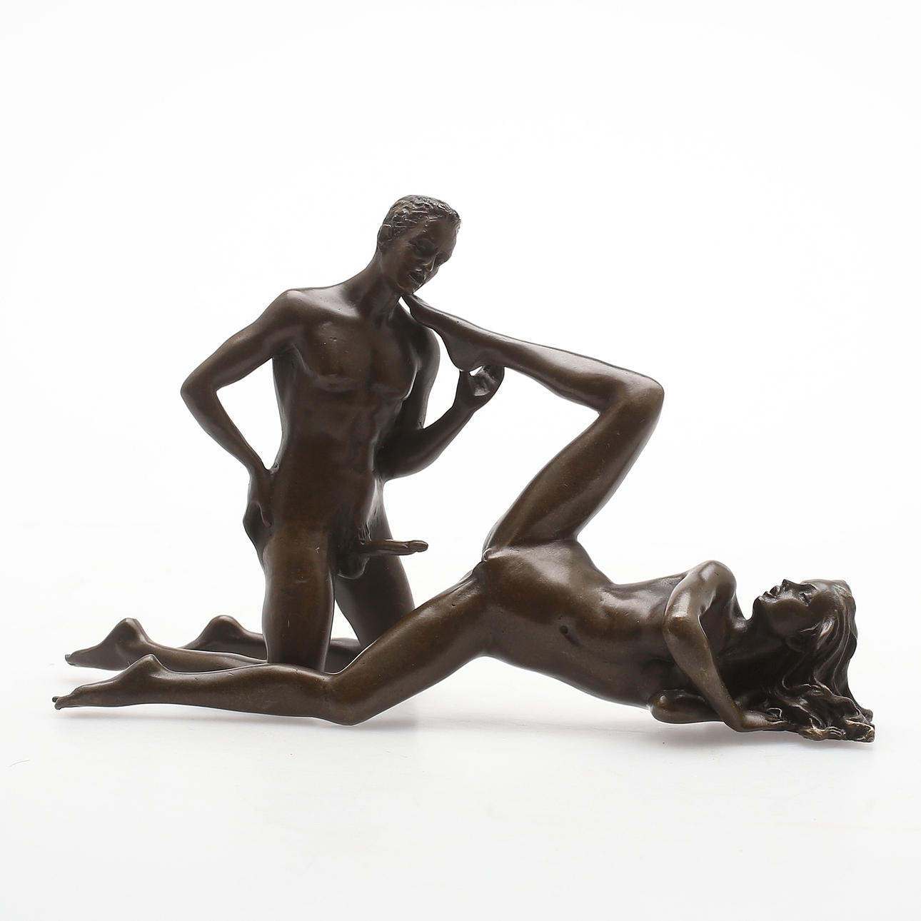 SKULPTUR, brons, erotisk scen mellan man och kvinna, 1900-tal.