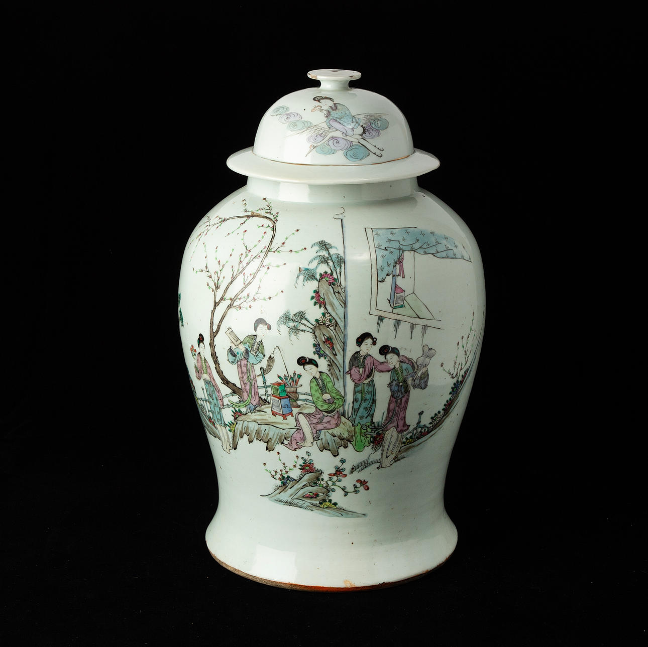 COVERED URN, porcelain, China, c. 1900.