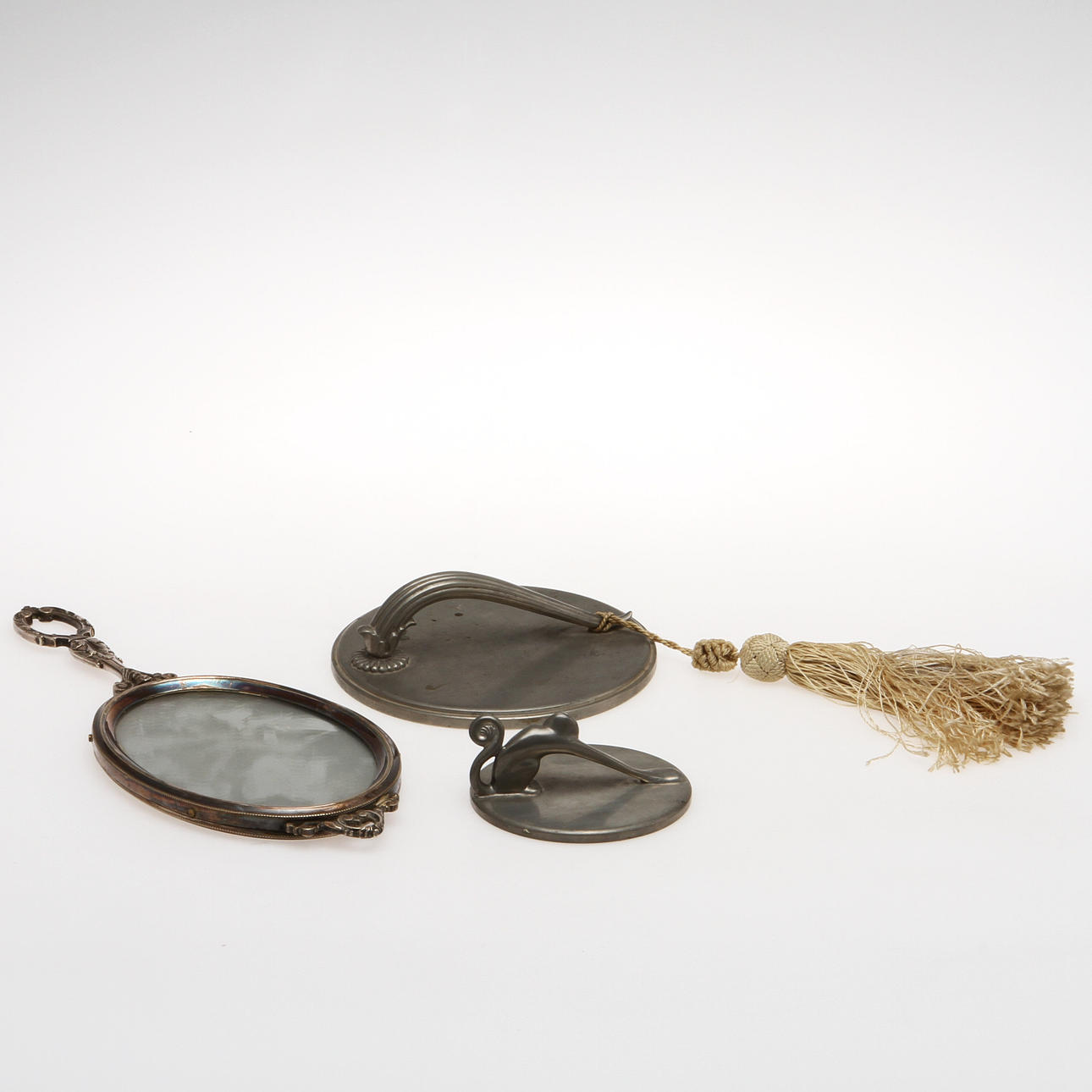 HANDSPEGLAR, 3 st, nysilver och tenn.