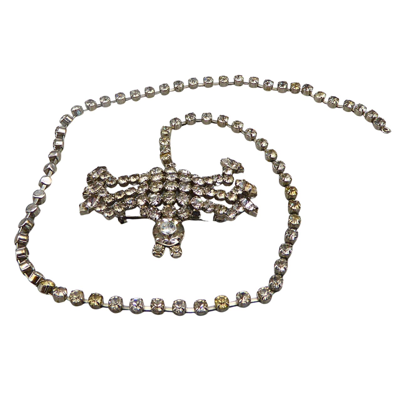 RHINESTONE BROOCH WITH CHAIN.