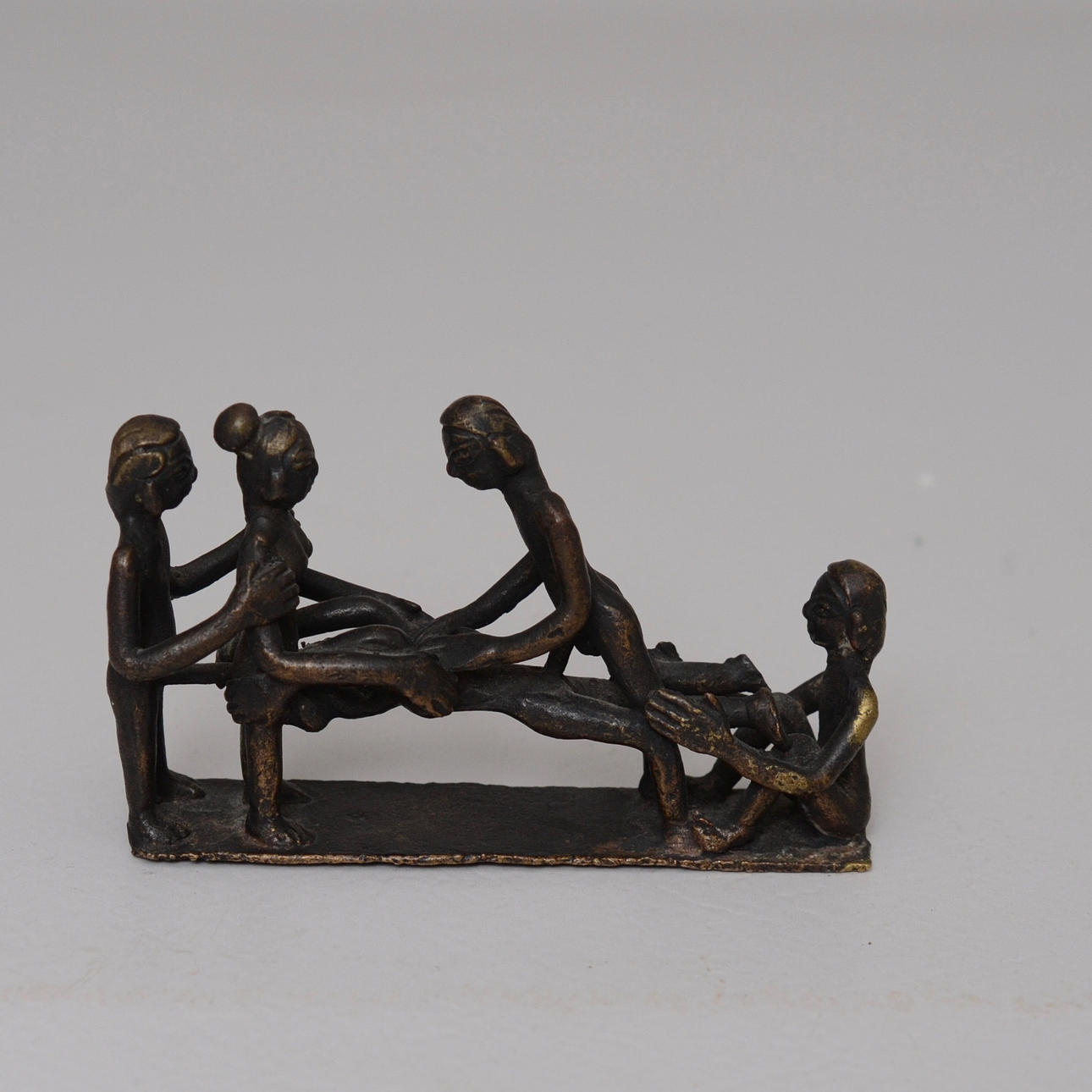 ANTIK EROTISK FIGURSCEN, BRONS.