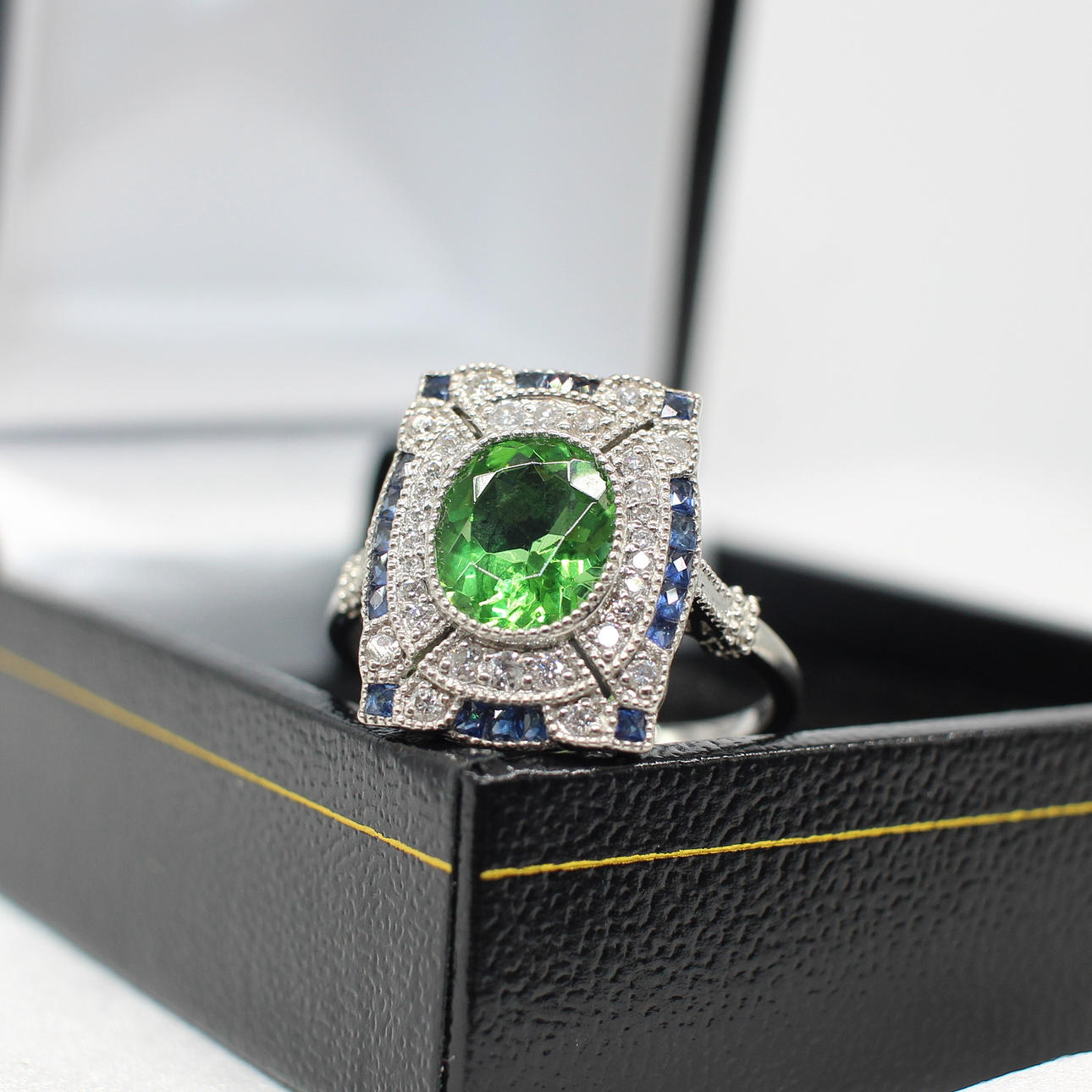 PERIDOT, SAPPHIRE & DIAMOND RING.