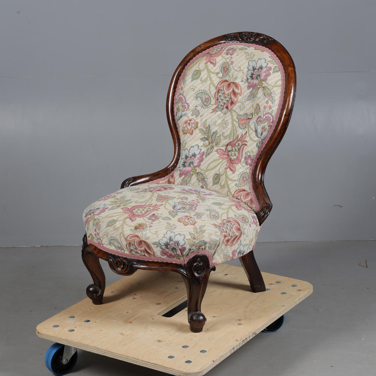 A VICTORIAN WALNUT NURSING CHAIR.