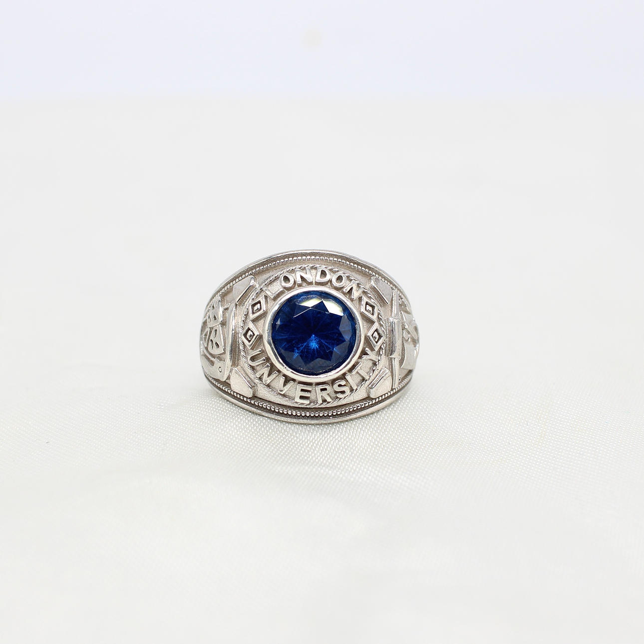 SILVER SIGNET RING WITH BLUE STONE.