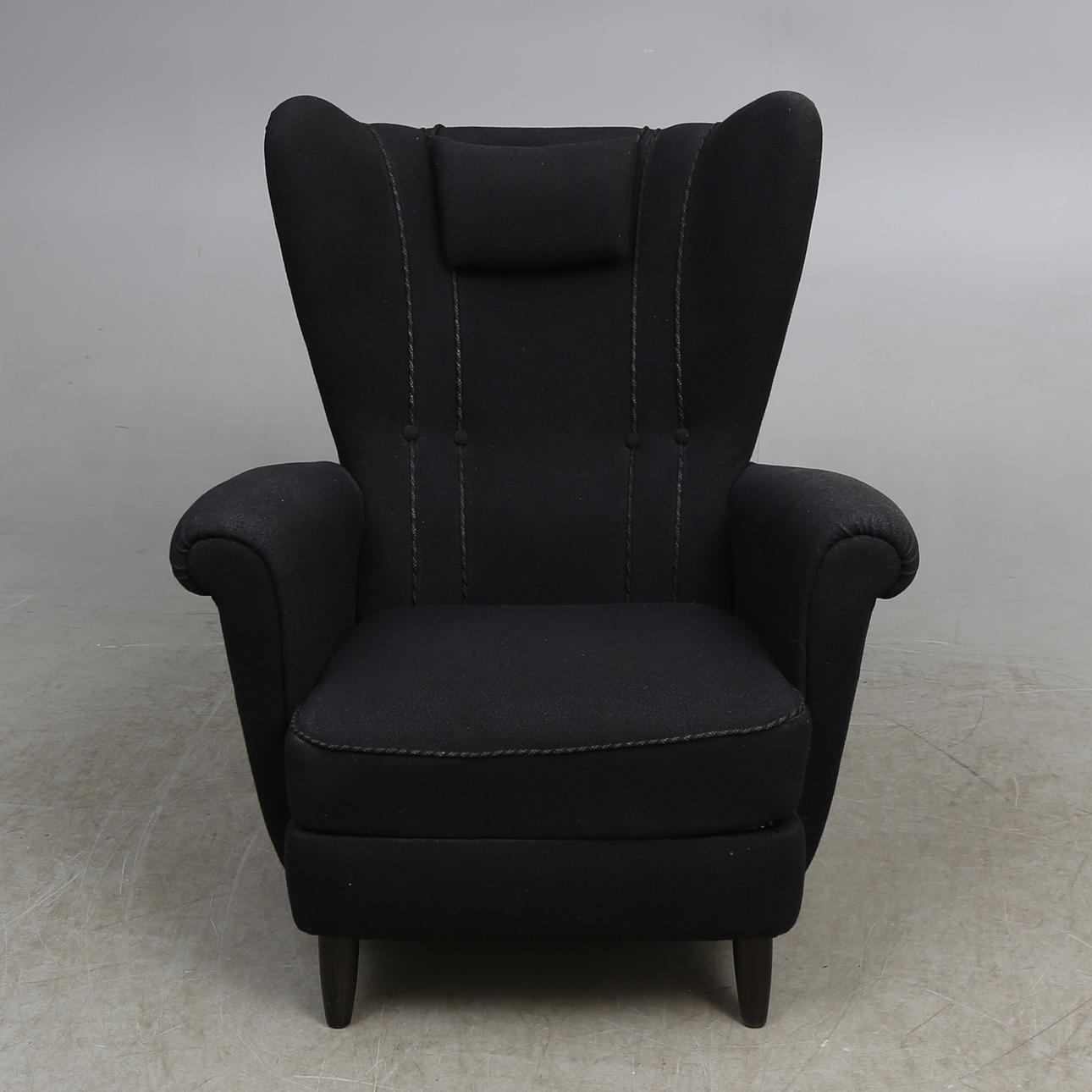 FÅTÖLJ, sk Öronlappsfåtölj, 1900-talets mitt.