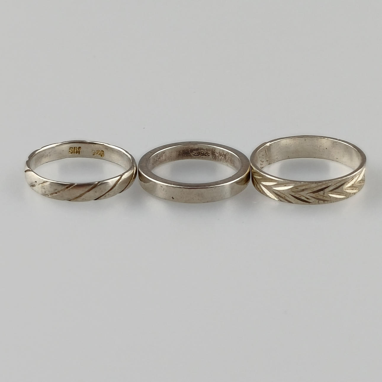 COLLECTION OF SILVER RINGS.