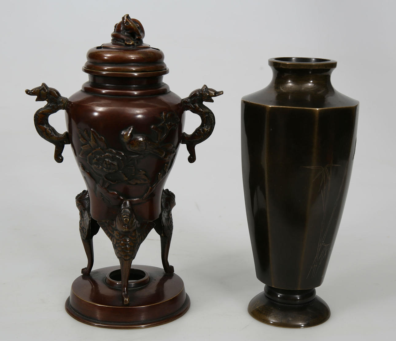 RÖKELSEKAR OCH VAS, patinerad metall, Kina, 1900-tal.