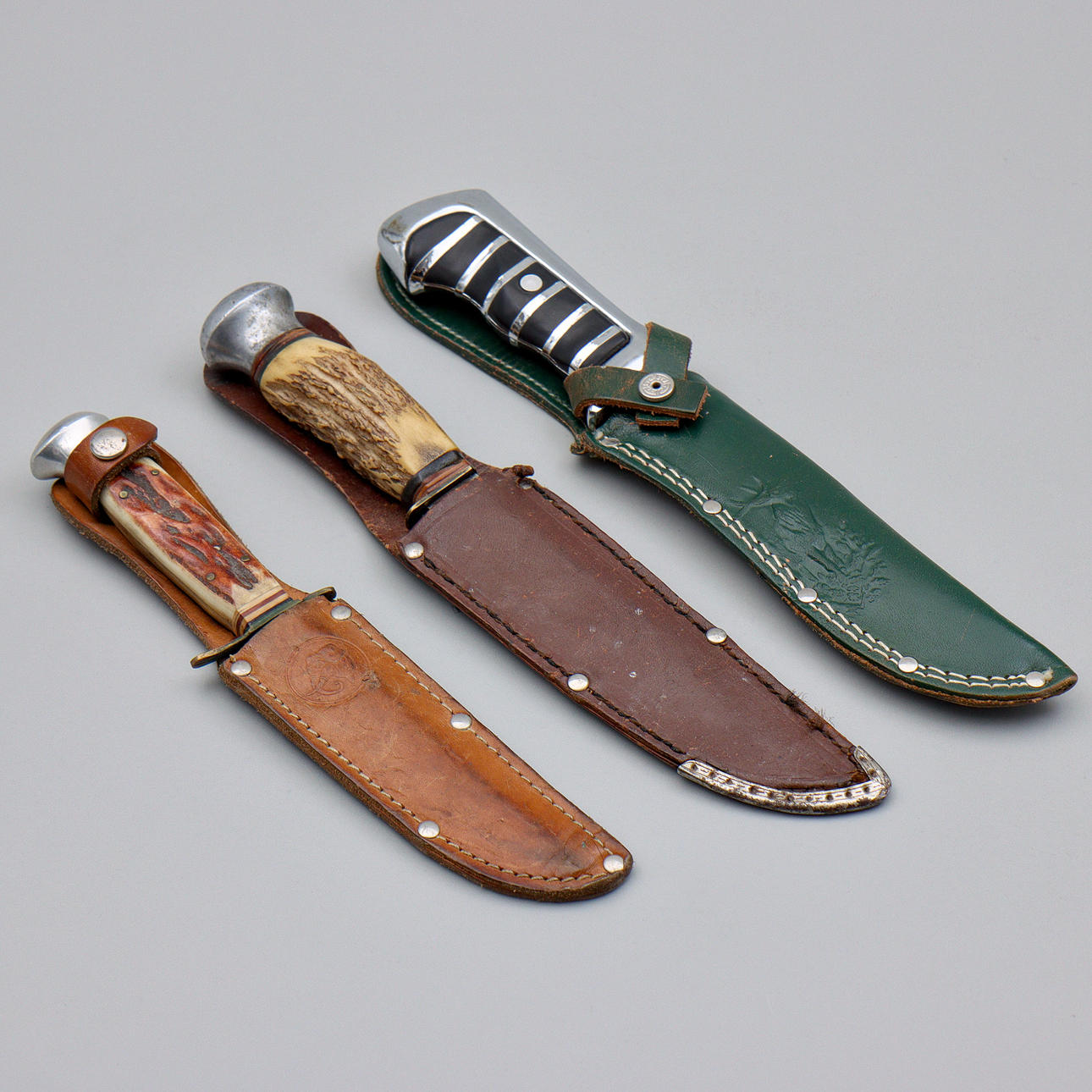 3 KNIVES.