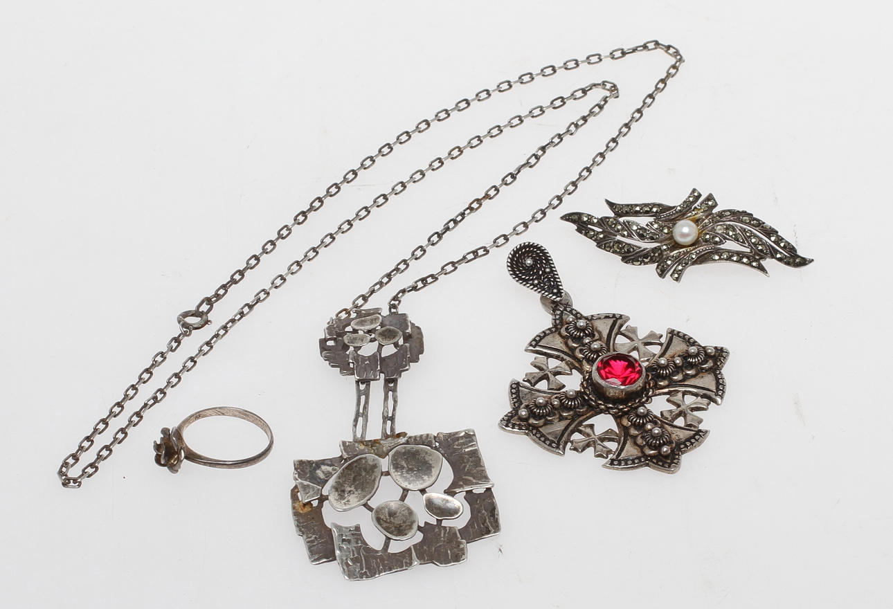SMYCKEN, 4 delar, silver, hängen, brosch, ring. 1900/2000-tal.