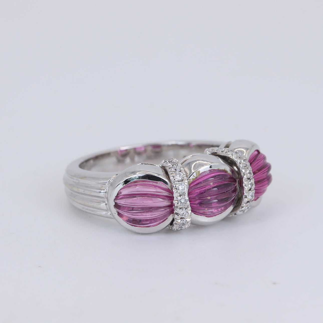 18CT TOURMALINE AND DIAMOND RING.