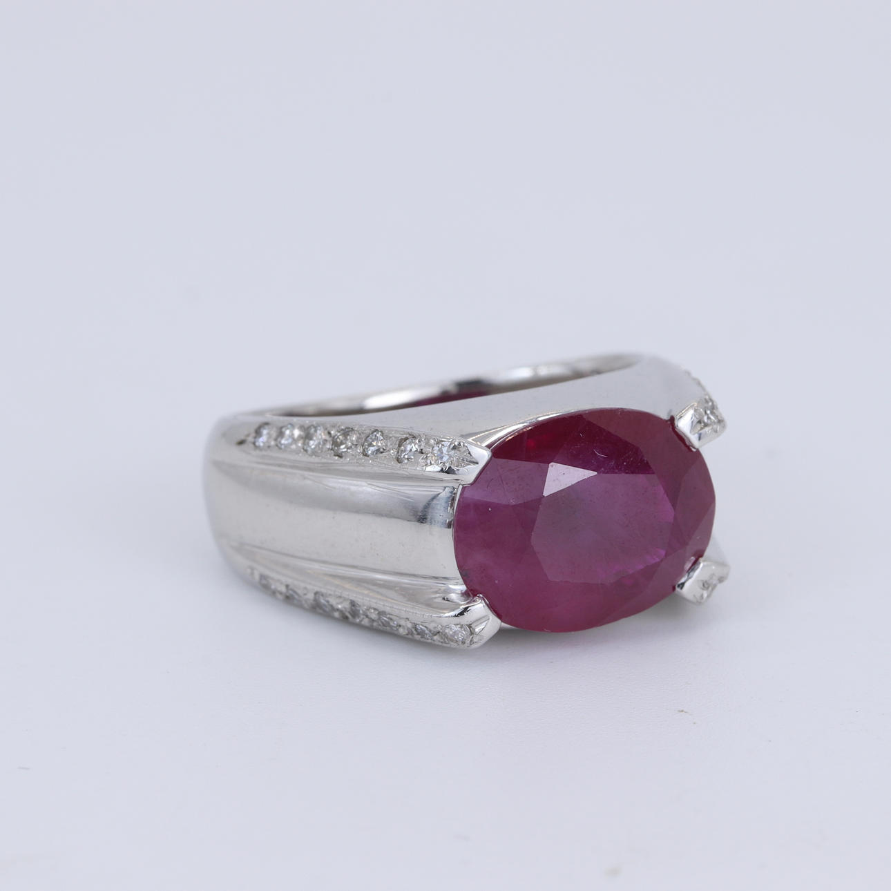 18CT RUBY AND DIAMOND RING.
