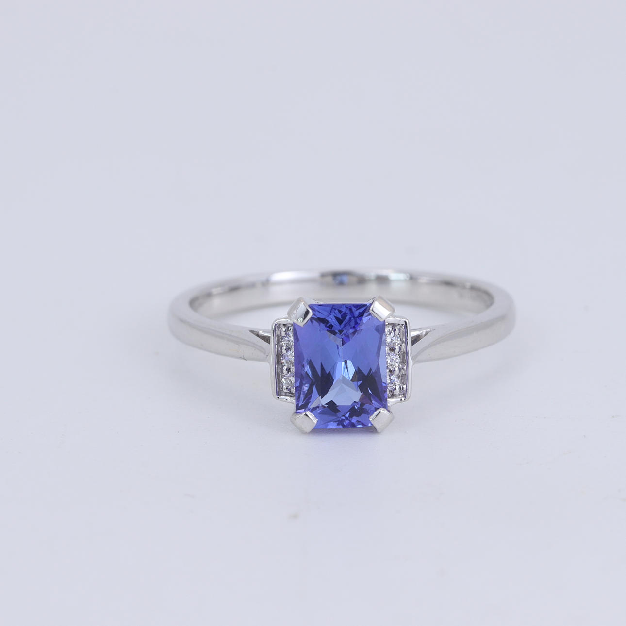 18CT TANZANITE AND DIAMOND RING.