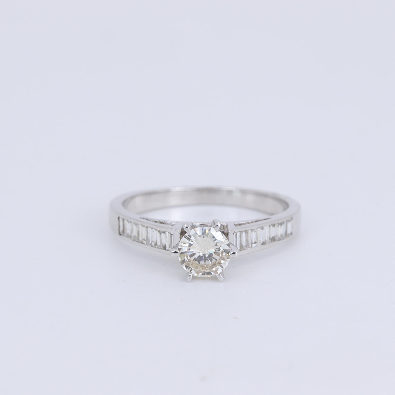18CT 0.7 CT DIAMOND SOLITAIRE RING.